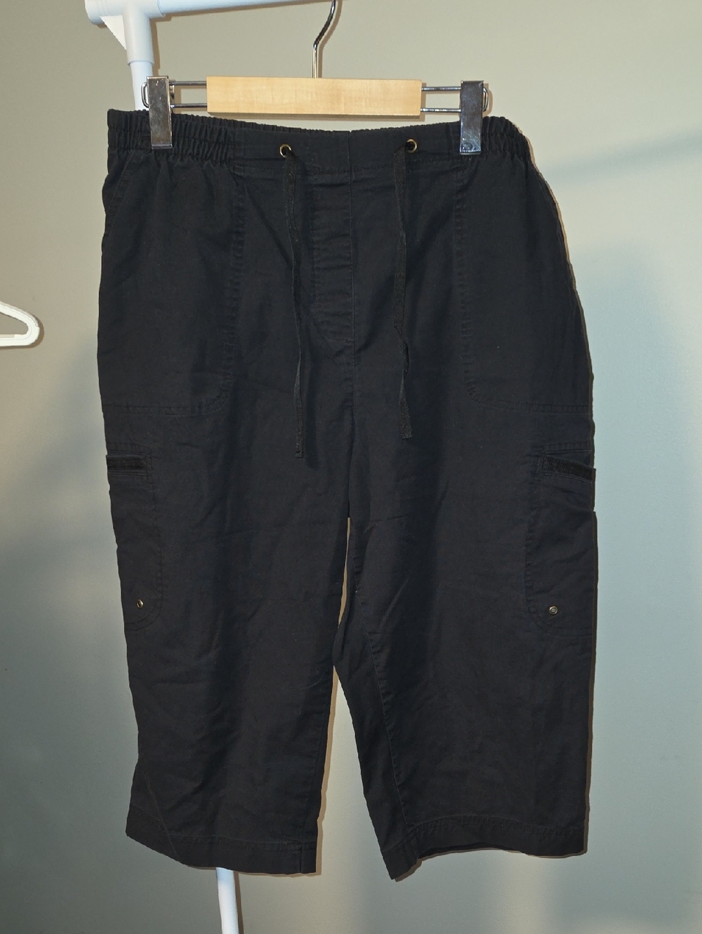 ALIA PETITES Black Cargo Capri Pants – Size 14P